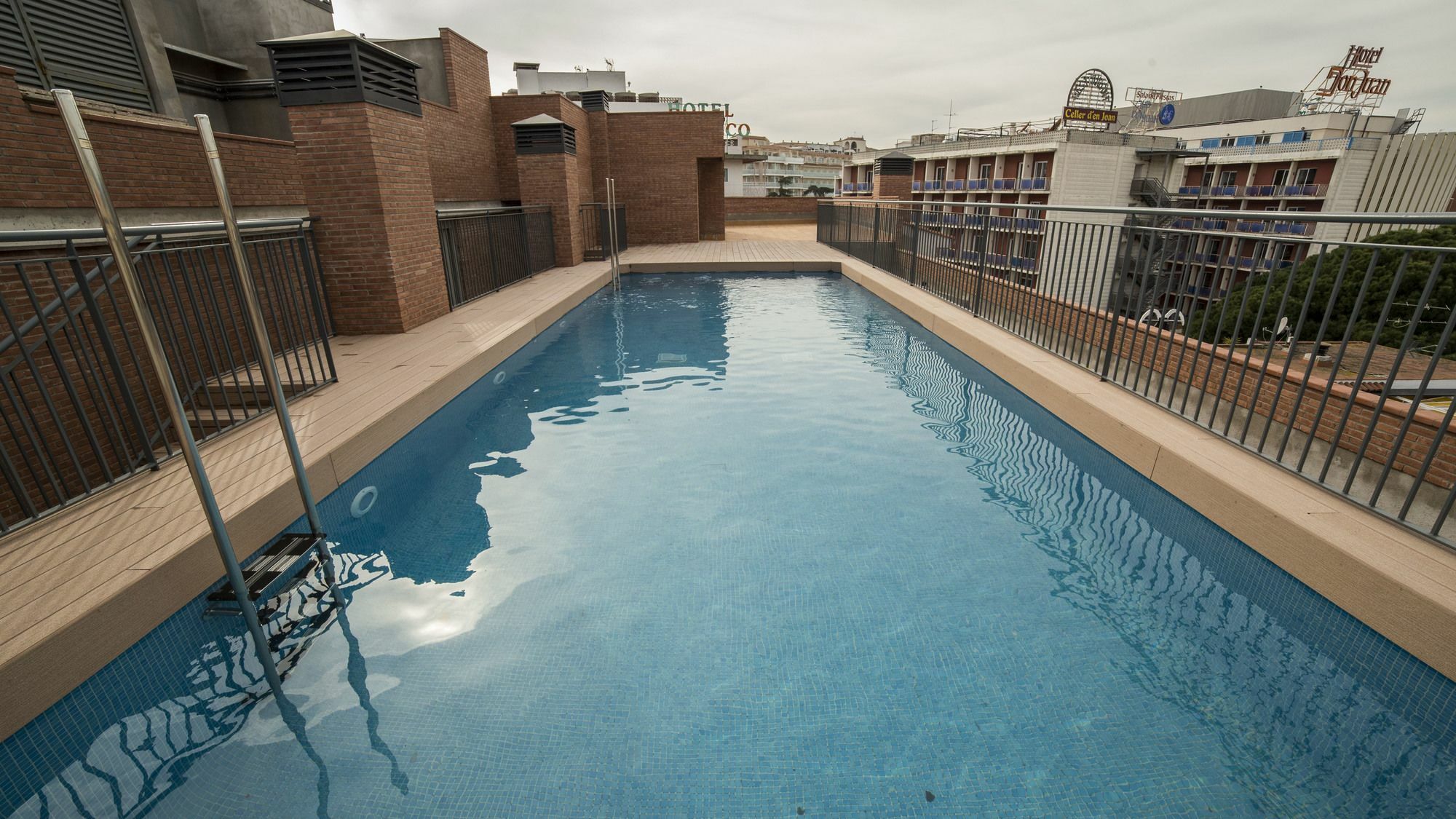 Ponent Apartment *